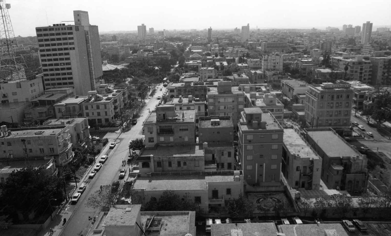 Cuba, Havana, kilátás a Hotel Capriból, balra a toronyház mögött a Coppelia park., 1978, Urbán Tamás, roof, picture, bird's eye view, Fortepan #89068
