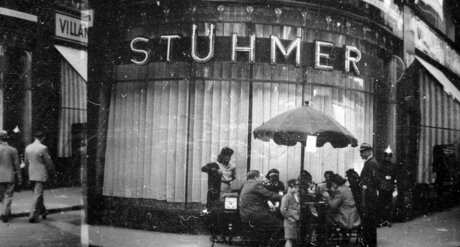 Hungary, Budapest V., Váci utca - Régi posta utca sarok., 1940, Fortepan, Frigyes Stühmer chocolate factory, Budapest, store display, neon sign, Fortepan #8907