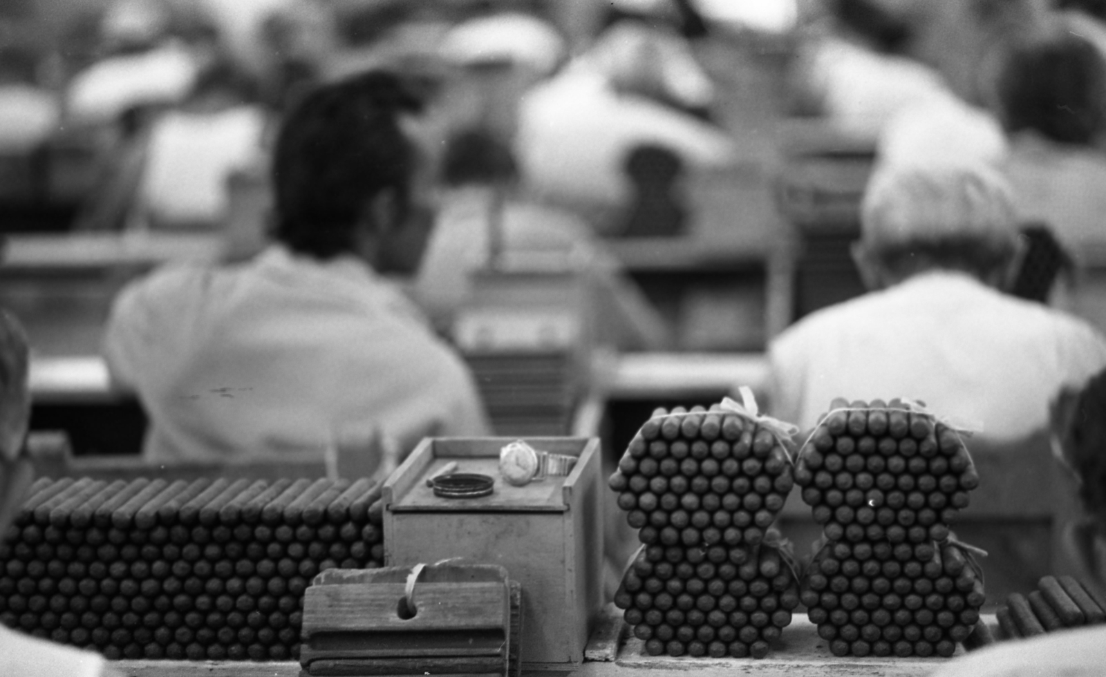 Cuba, 1978, Urbán Tamás, wrist watch, cigar, tobacco factory, Fortepan #89070