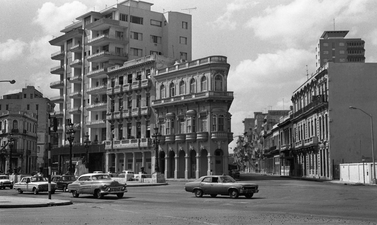 Cuba, Havana, Paseo de Martí, szemben jobbra a San Lazaro., 1978, Urbán Tamás, american brand, street view, automobile, Fortepan #89075