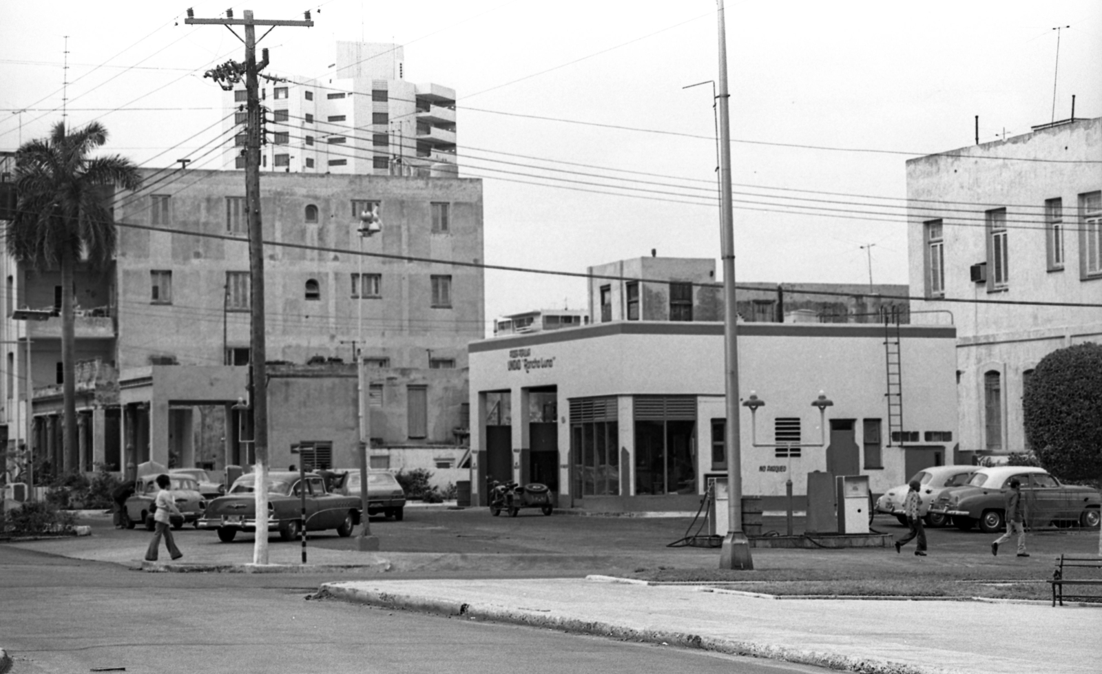 Cuba, 1978, Urbán Tamás, american brand, motorcycle with sidecar, gas station, automobile, Fortepan #89080