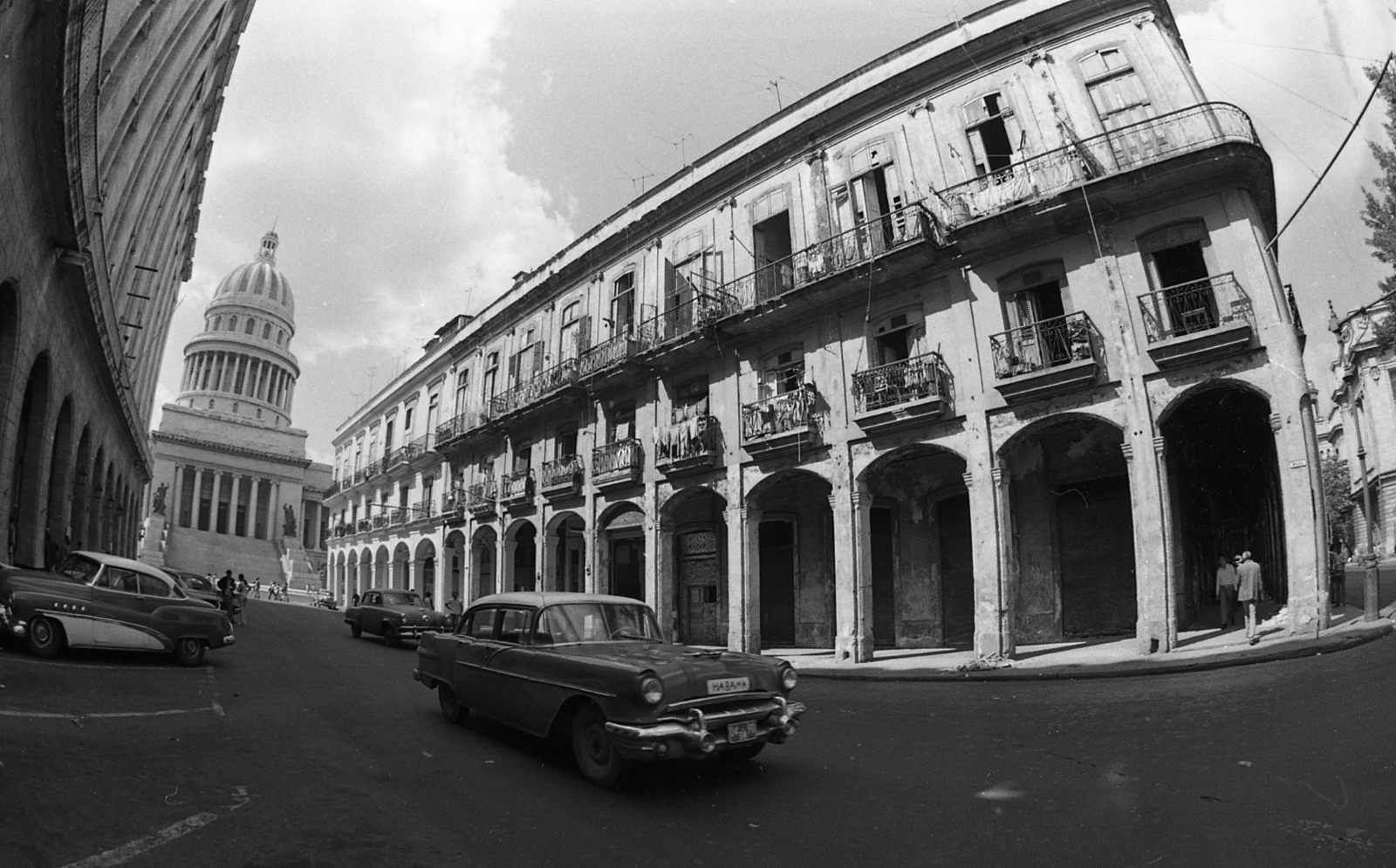 Cuba, Havana, a Kapitólium a Teniente Rey irányából nézve., 1978, Urbán Tamás, american brand, public building, automobile, Neoclassical architecture, Eugenio Rayneri Piedra-design, Fortepan #89084