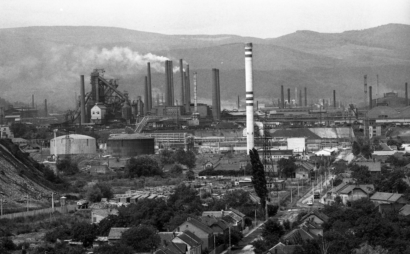 Hungary, Diósgyőr, Miskolc, Lenin Kohászati Művek, az előtérben a Reisinger Ferenc utca és a Gyár utca találkozása látható., 1978, Urbán Tamás, chimney, factory, factory chimney, factory, Fortepan #89097