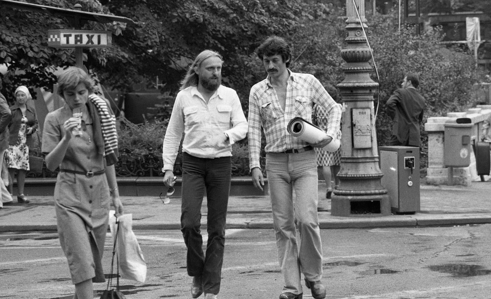 Hungary, Budapest V., Vörösmarty tér, középen Benkő László, az Omega együttes tagja, jobbra Czippán György újságíró., 1978, Urbán Tamás, celebrity, band, Budapest, Fortepan #89105
