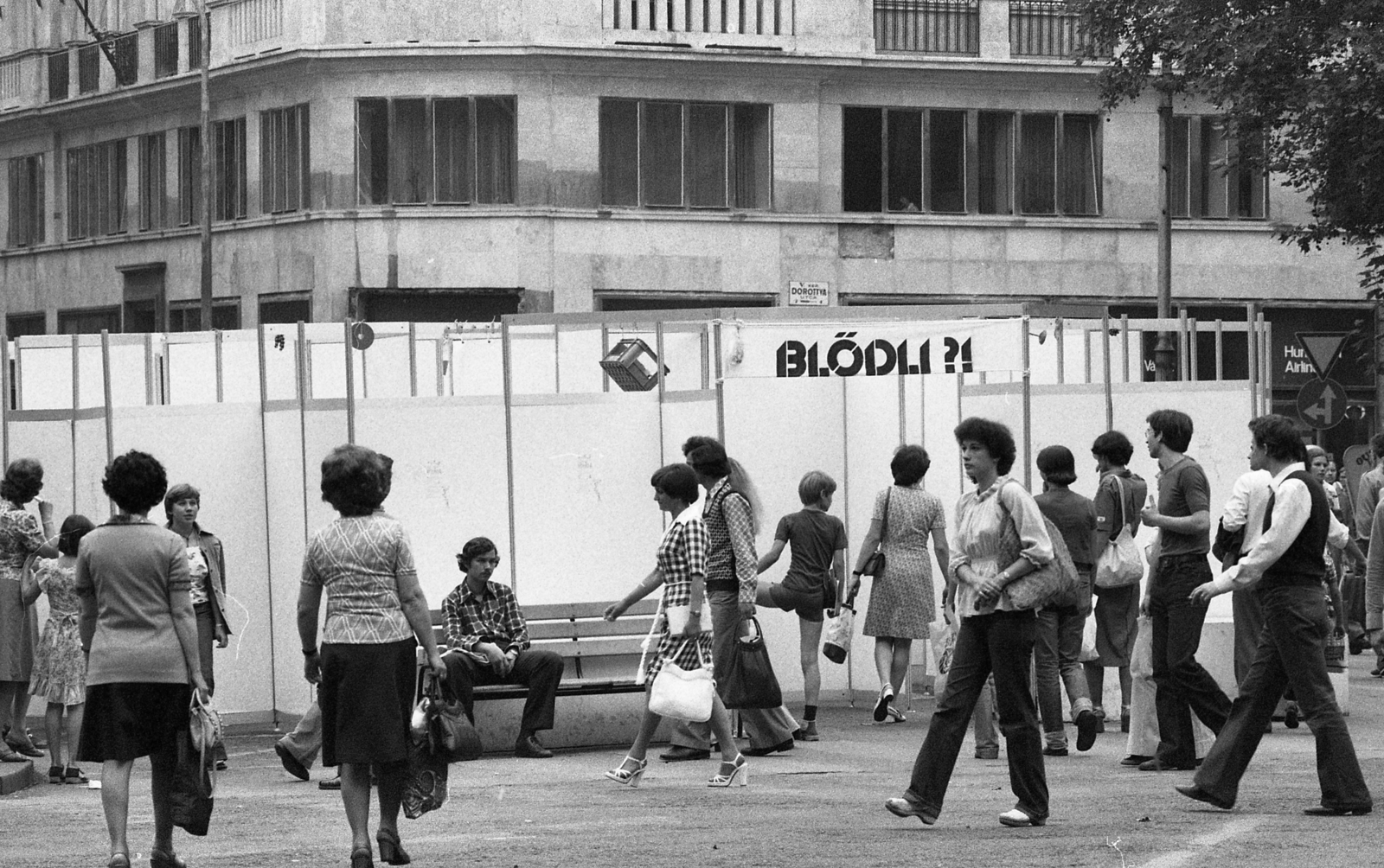 Hungary, Budapest V., Vörösmarty tér, szemben a Vigadó utca - Dorottya utca sarok., 1978, Urbán Tamás, Budapest, Fortepan #89107