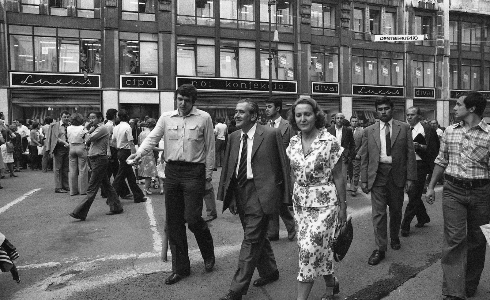 Hungary, Budapest V., Vörösmarty tér, a VIT-utca rendezvénysorozat egyik helyszíne. Hámori Csaba a KISZ KB első titkára és Aczél György kultúrpolitikus., 1978, Urbán Tamás, celebrity, neon sign, Budapest, Luxus department store, Fortepan #89108