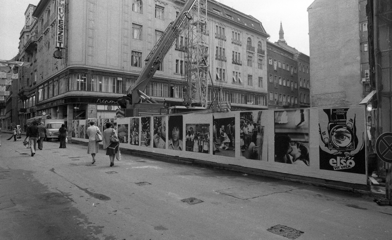 Hungary, Budapest V., Váci utca, szemben a Régi posta utca házsora. Fotók a VIT-utca rendezvénysorozat első napjáról, a Fiatal Fotóművészek Stúdiójának kiállítása., 1978, Urbán Tamás, crane, Barkas-brand, kiss, neon sign, Budapest, Fortepan #89113