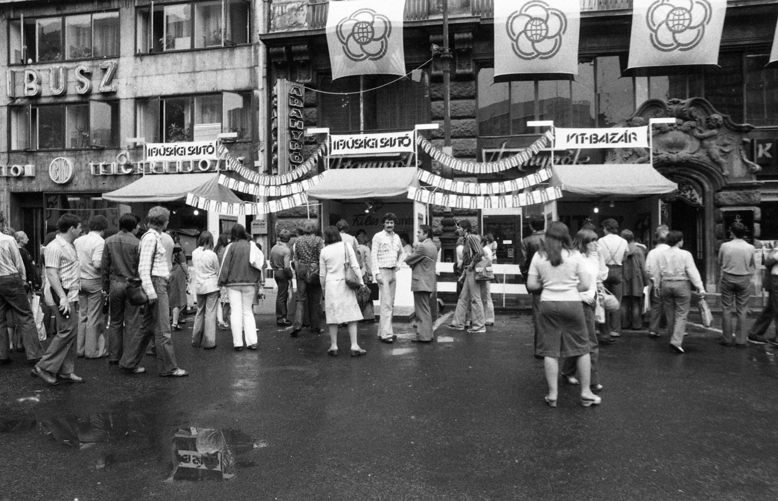 Hungary, Budapest V., Vörösmarty tér, a VIT-utca rendezvénysorozat egyik helyszíne, háttérben a 4. és 5. számú épület., 1978, Urbán Tamás, neon sign, Budapest, emblem, Fortepan #89116