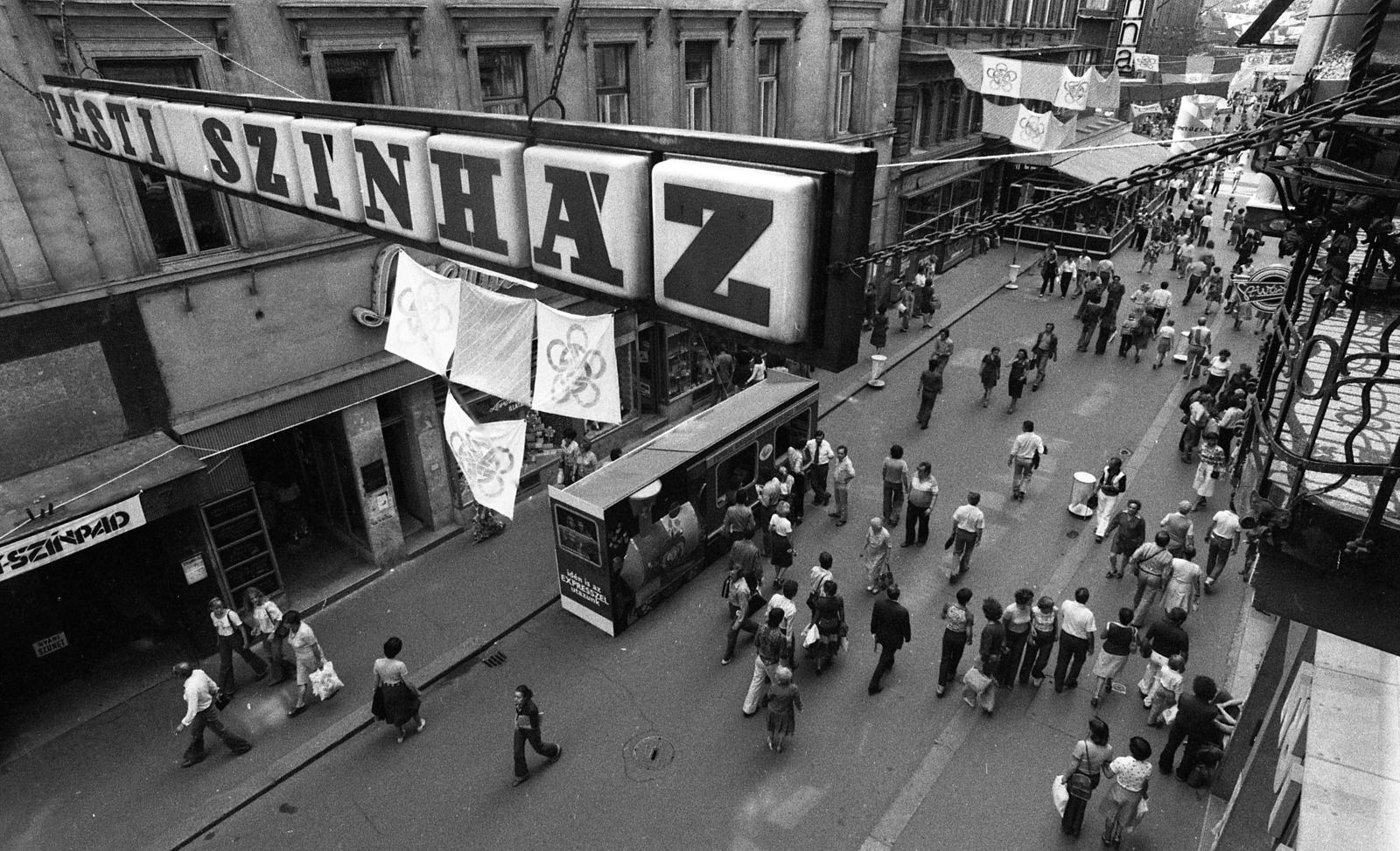 Hungary, Budapest V., Váci utca a Vörösmarty tér felé nézve. A VIT-utca rendezvénysorozat egyik helyszíne a Pesti Színház előtt., 1978, Urbán Tamás, neon sign, Budapest, bird's eye view, Fortepan #89117