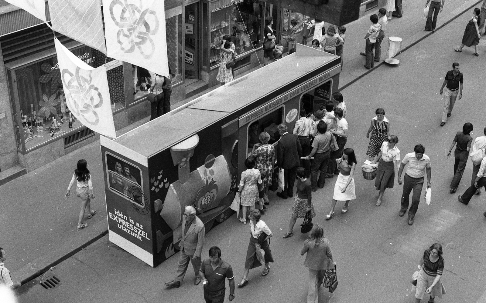 Magyarország, Budapest V., Váci utca, a VIT-utca rendezvénysorozat egyik helyszíne., 1978, Urbán Tamás, kirakat, Budapest, madártávlat, Világifjúsági és Diáktalálkozó, Expressz utazási iroda, Fortepan #89118