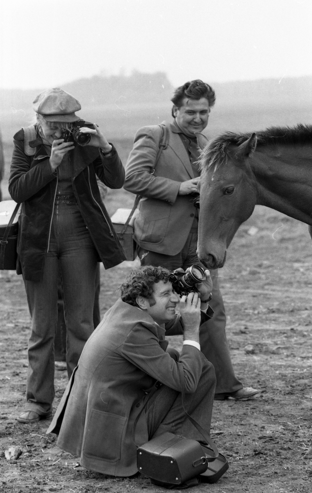 Hungary, Hortobágy, szemben áll Vencsellei István fotóművész., 1978, Urbán Tamás, horse, camera, photography, press photographer, bottom view, Canon-brand, Fortepan #89140