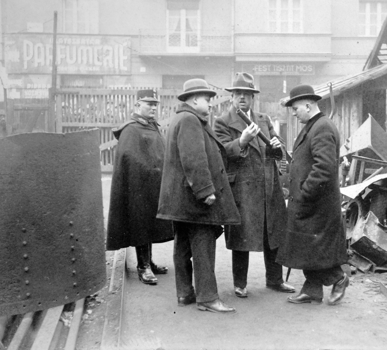 Hungary, Budapest XIII., Kresz Géza (Ügynök) utca 38., szemben a Csanády utca 4/b Kresz Géza utca felőli homlokzata. Rendőrségi nyomozók az itt működő ócskavas-telep tulajdonosa elleni rablógyilkosság elkövetésének eszközét keresik., 1936, Fortepan, Budapest, Fortepan #8915