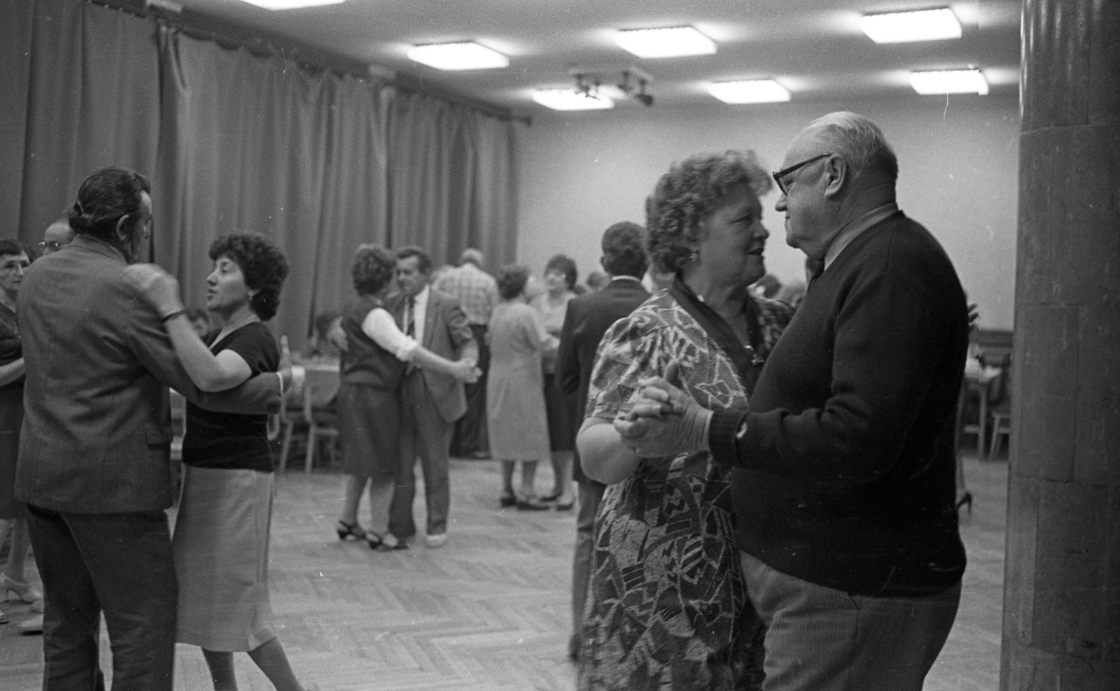 Hungary, Pécs, Magányosok klubja., 1978, Urbán Tamás, dance, ball, parquet floor, Fortepan #89155