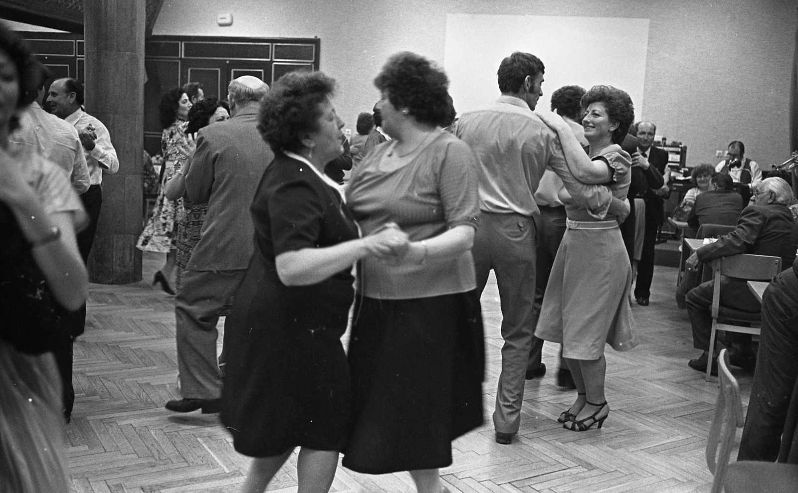 Hungary, Pécs, Magányosok klubja., 1978, Urbán Tamás, dance, ball, parquet floor, Fortepan #89160