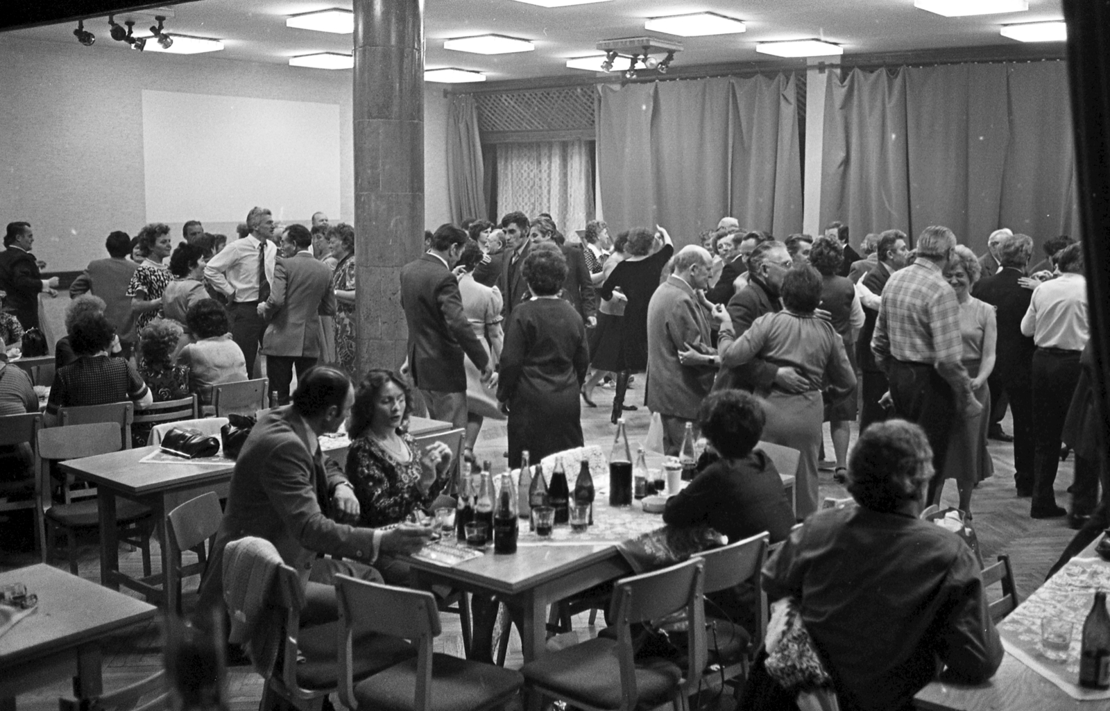 Hungary, Pécs, Magányosok klubja., 1978, Urbán Tamás, dance, ball, parquet floor, Fortepan #89166