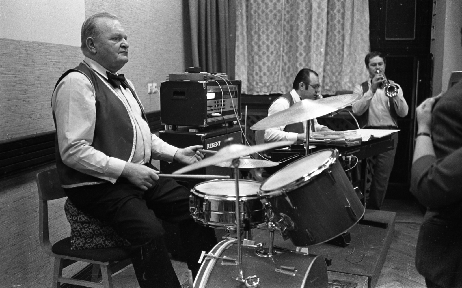 Hungary, Pécs, Magányosok klubja., 1978, Urbán Tamás, trumpet, band, drum, parquet floor, vest, cymbal, Fortepan #89167