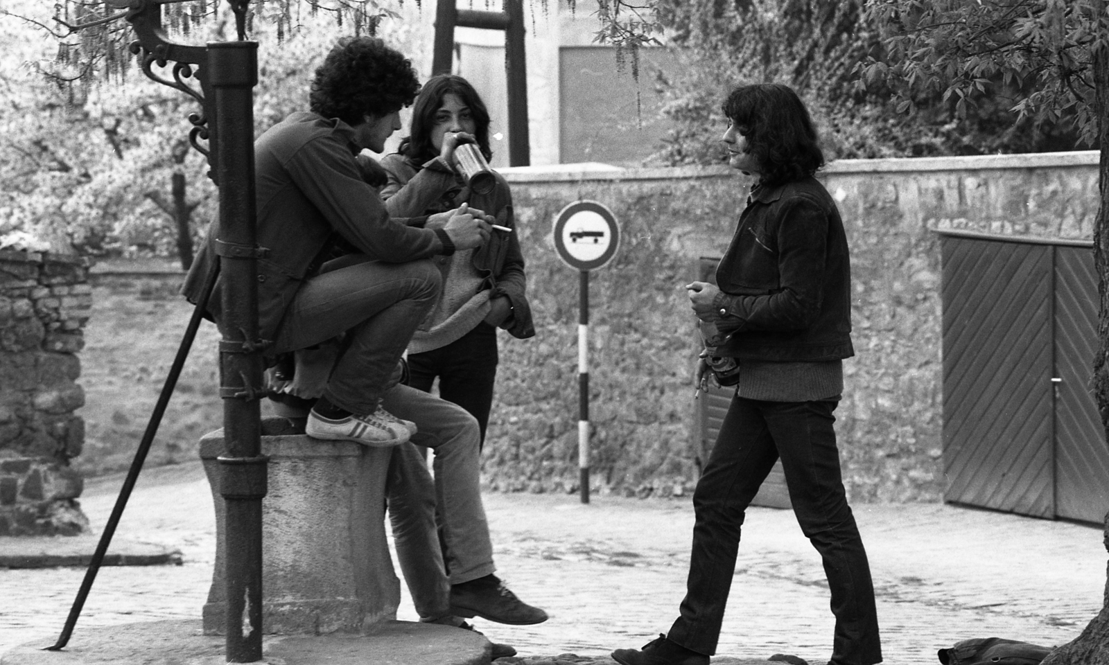 Hungary, Szentendre, Rab Ráby tér., 1979, Urbán Tamás, cigarette, drinking, Fortepan #89178