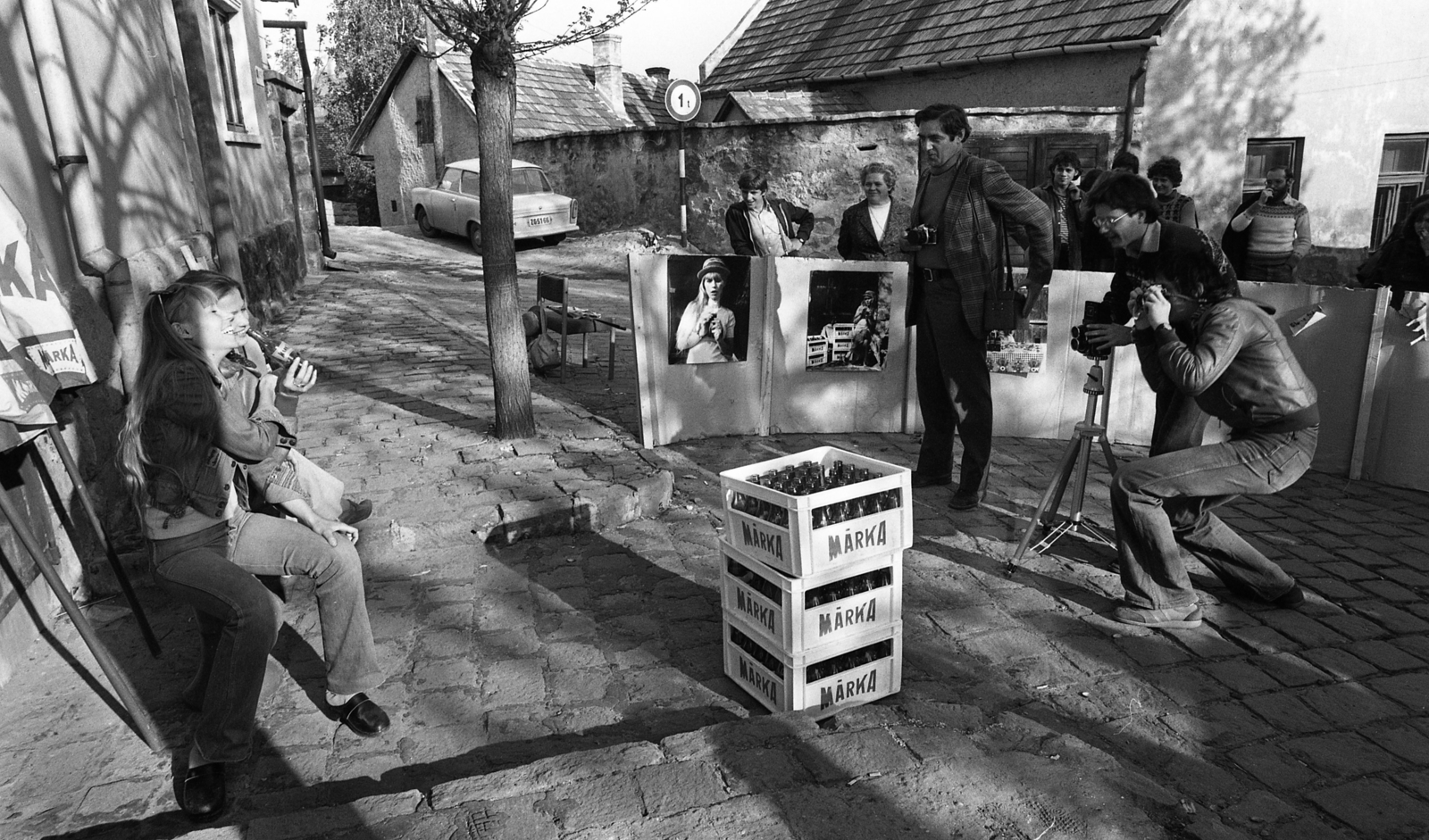 Hungary, Szentendre, Rab Ráby tér, reklámfotózás, a kép bal oldalán, közelebb Szakács Zsuzsa színművésznő., 1979, Urbán Tamás, ad, Trabant-brand, photography, Márka-brand, Fortepan #89180