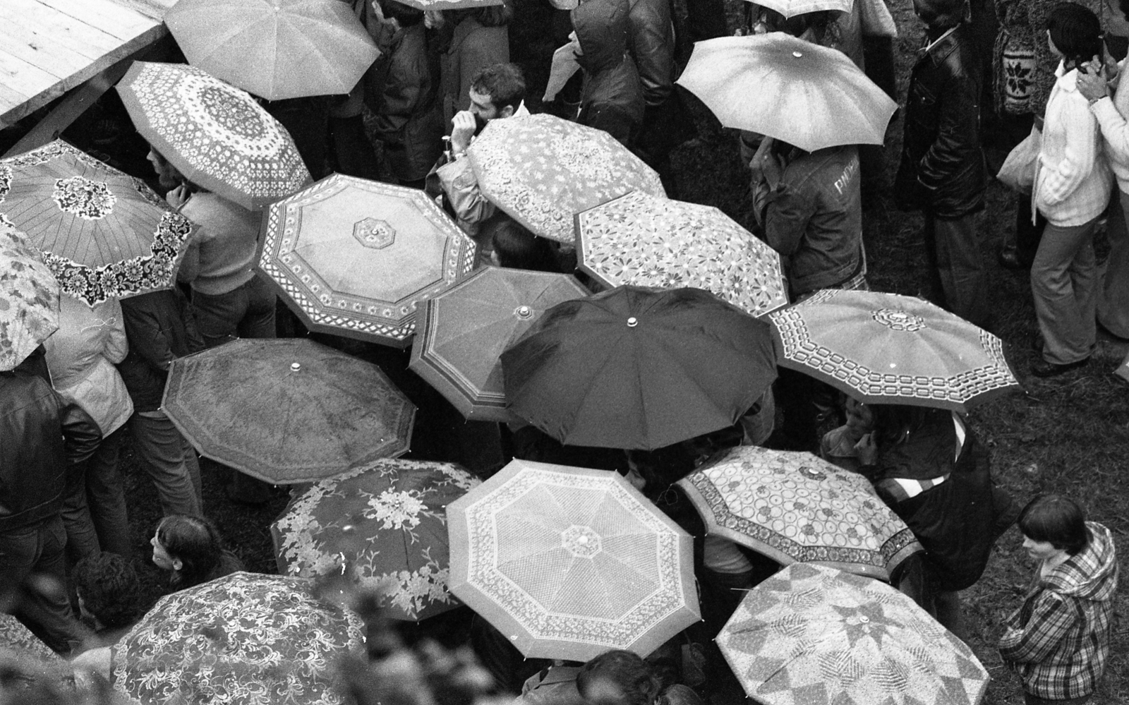 Hungary, Budapest V., Piarista (Pesti Barnabás) utca, forgalmi akadály a Váci utcai saroknál. Jobbra a Haris köz torkolata látható., 1979, Urbán Tamás, umbrella, Budapest, Fortepan #89200
