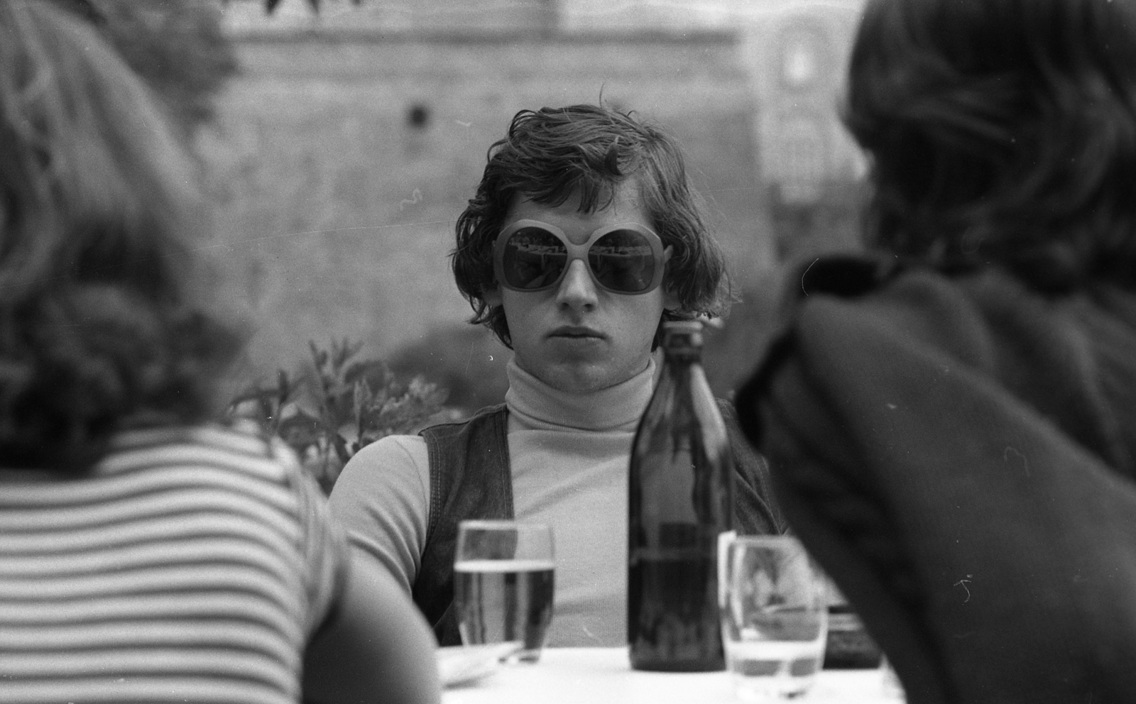 Hungary, Győr, Radó-sziget, a Jereván étterem (KIOSZK) terasza. A Győri Balett táncosai., 1979, Urbán Tamás, drinking, shades, glass, Fortepan #89214