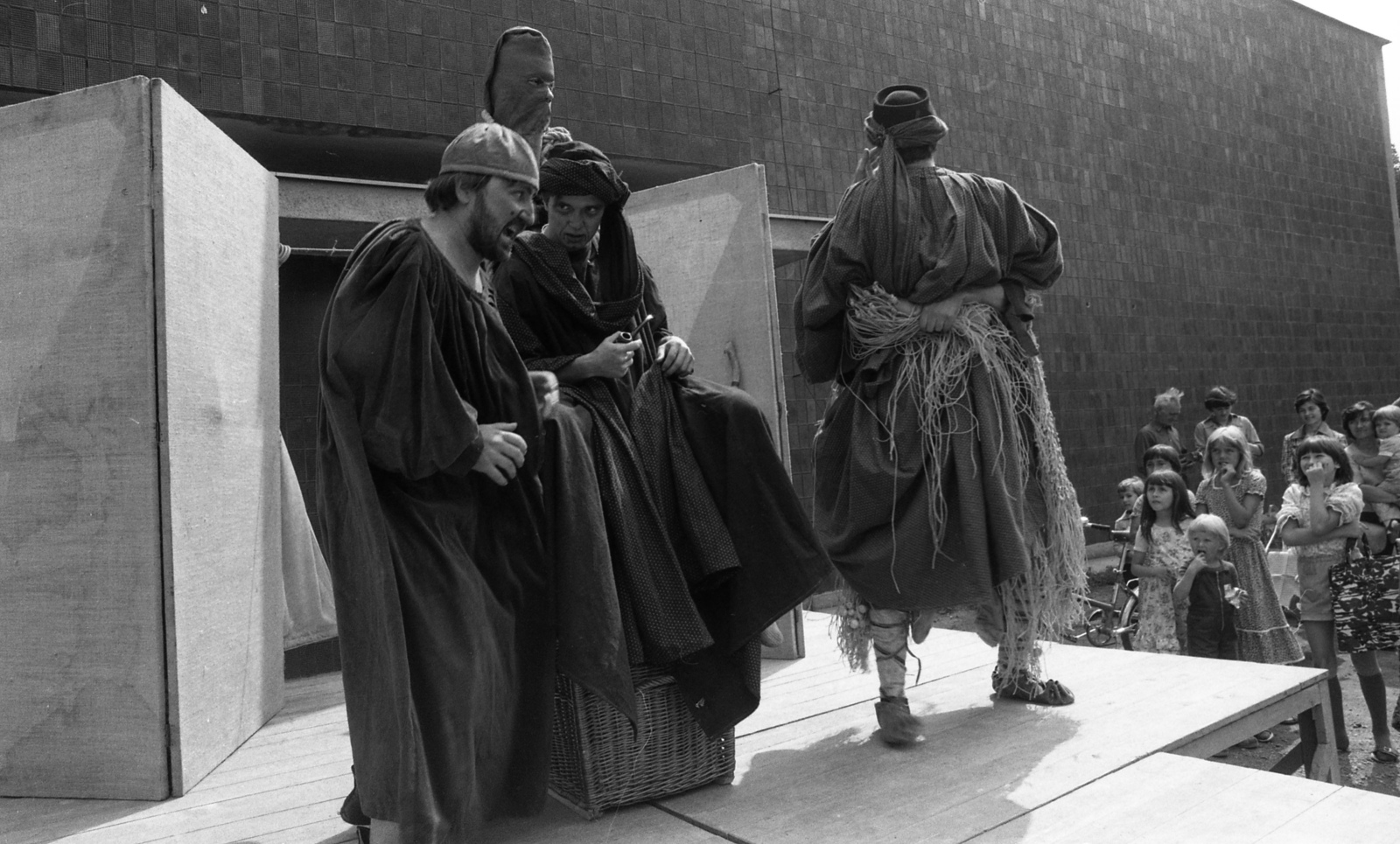 Hungary, Kisbér, a Tanyaszínház Panthelin mester című előadása, balra Mikó István., 1979, Urbán Tamás, art of theater, celebrity, theater performance, actor, Fortepan #89221