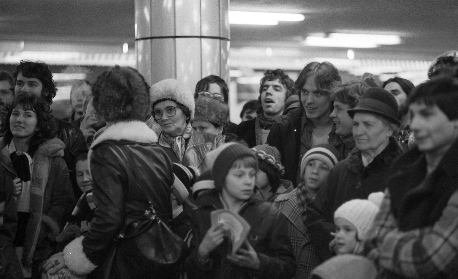 Hungary, Budapest IX., Kálvin téri aluljáró, a KISZ karácsonyi műsorának nézői., 1979, Urbán Tamás, Christmas, Budapest, Fortepan #89232