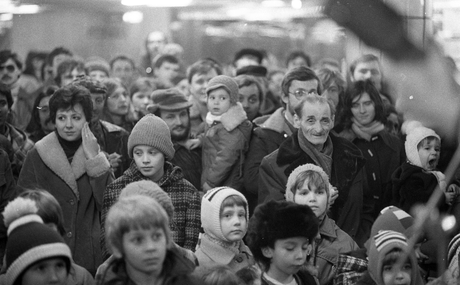 Hungary, Budapest IX., Kálvin téri aluljáró, a KISZ karácsonyi műsorának nézői., 1979, Urbán Tamás, Christmas, Budapest, Fortepan #89236