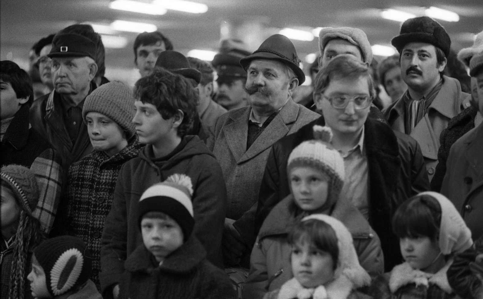 Hungary, Budapest IX., Kálvin téri aluljáró, a KISZ karácsonyi műsorának nézői., 1979, Urbán Tamás, Christmas, Budapest, Fortepan #89237