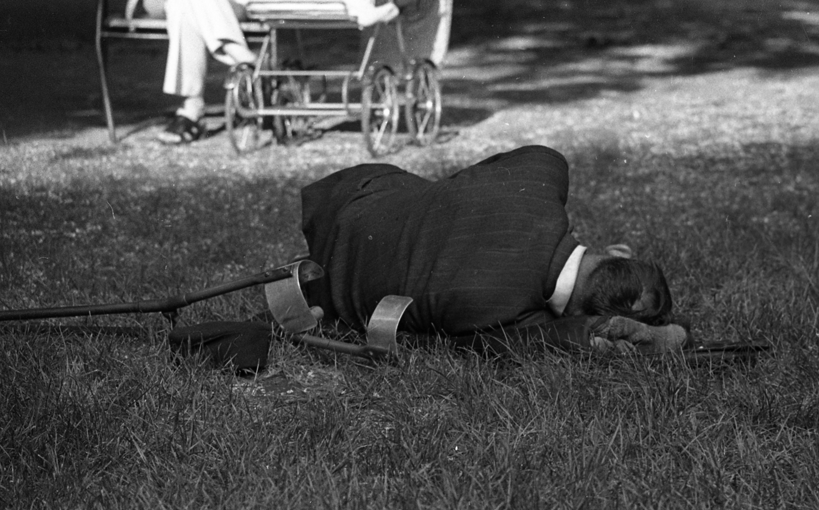 1979, Urbán Tamás, sleeping, crutch, homeless, Fortepan #89242