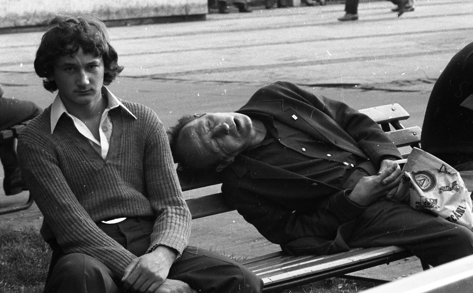 Hungary, Budapest VIII., Blaha Lujza tér., 1979, Urbán Tamás, bench, sleeping, homeless, Budapest, intertwined fingers, Fortepan #89243