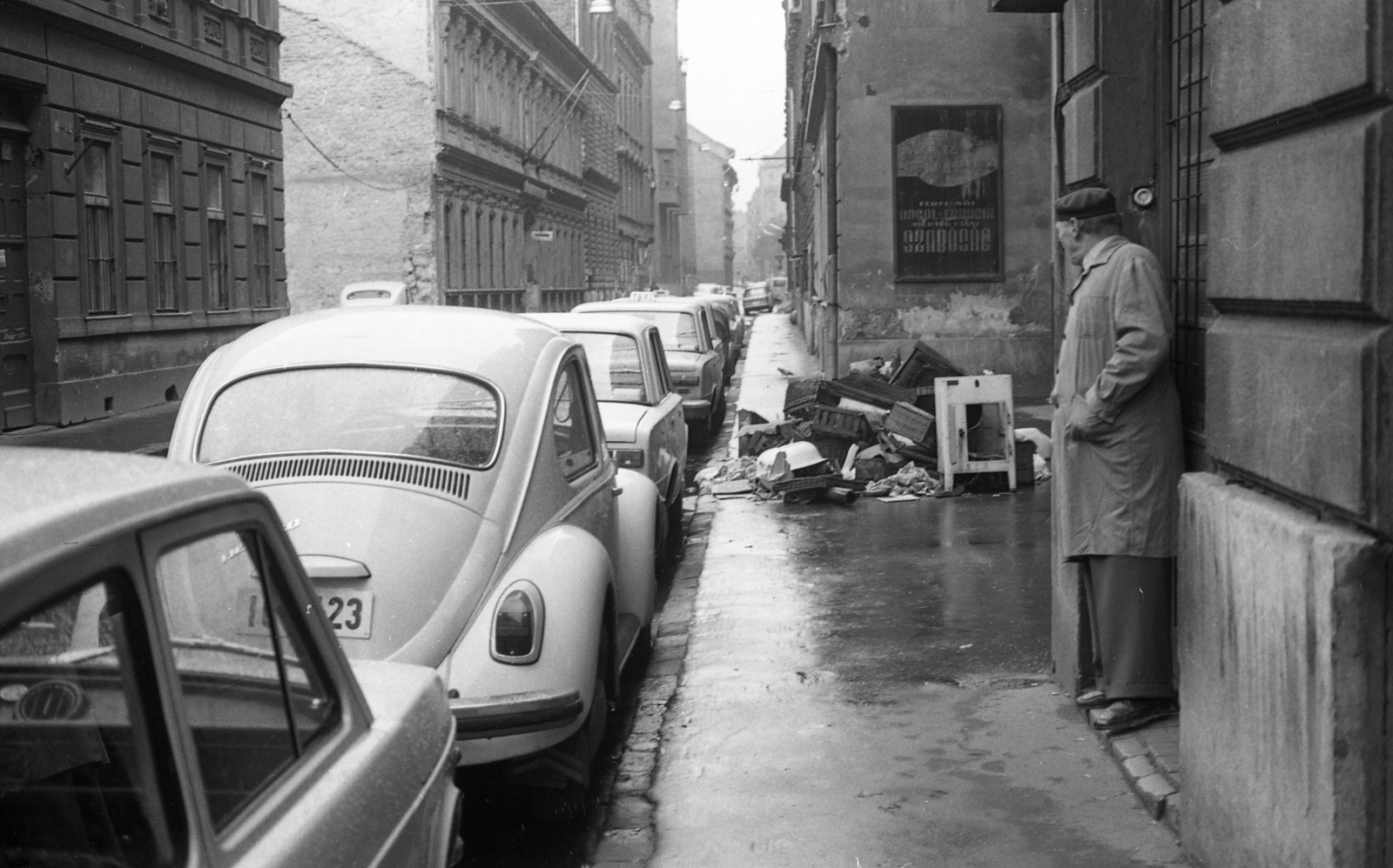 Magyarország, Budapest VII., Nagy Diófa utca a Dohány utca irányából a Wesselényi utca felé nézve., 1979, Urbán Tamás, Budapest, lomtalanítás, Fortepan #89244