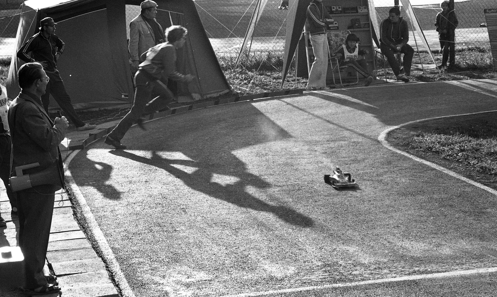 Hungary, Pécs, Veress Endre utca - Páfrány utca sarok, a Mecseki Ércbányászati Vállalat Autómodellező Klubjának pályája, az I. Magyar Rádióirányítású Autómodell Bajnokság 1979 október 15-16-án., 1979, Urbán Tamás, scale model, Fortepan #89268