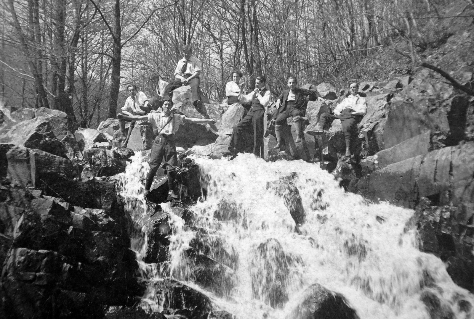 Hungary, Szentendre, Bükkös-patak, Dömörkapu vízesés., 1918, Fortepan, water fall, spreading, wide sitting, spread out arms, Fortepan #8929