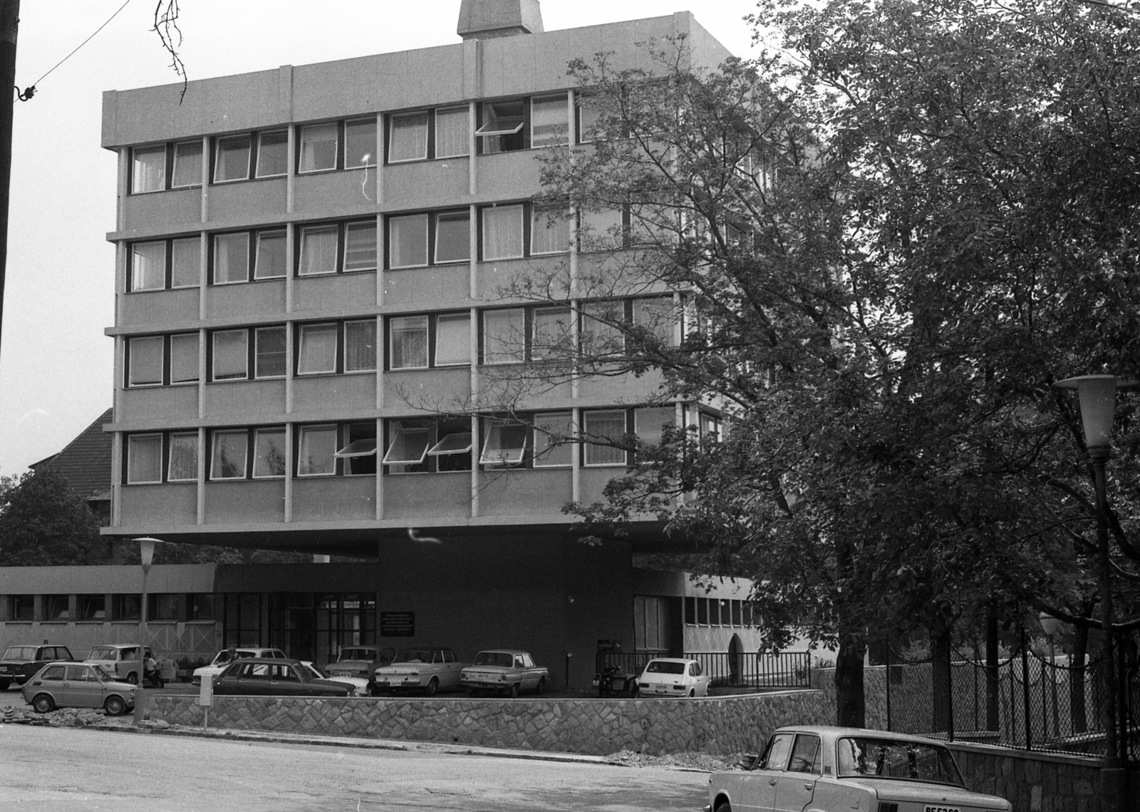 Magyarország, Budapest II., Szemlőhegy utca - Ady Endre utca sarok, a Demokratikus Ifjúsági Szövetség (DIVSZ) székháza., 1975, Urbán Tamás, Polski Fiat-márka, Zaporozsec-márka, Fiat 127, Polski Fiat 126p, Budapest, Fortepan #89304