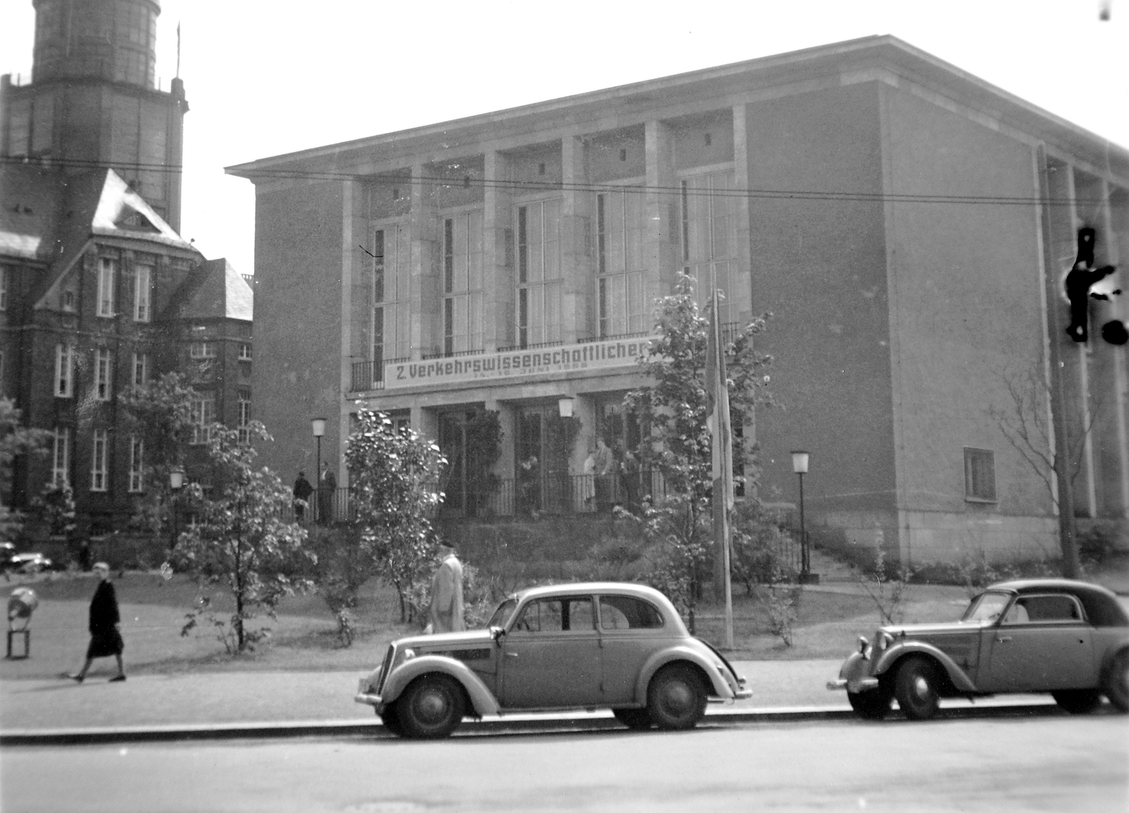 Germany, Dresden, George-Bähr-Strasse a Nürnberger Strasse - Bergstrasse keresztezödése felől. Közlekedési Főiskola (Hochschule für Verkehrswesen "Friedrich List"), Közlekedéstudományi Nap 1956. június 14-16., 1956, Gyöngyi, GDR, automobile, Fortepan #8931