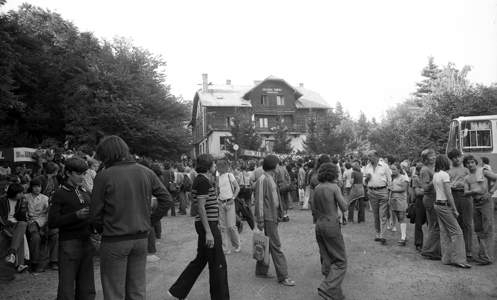 Magyarország, Szentendre, Lajosforrás turistaközpont, Ságvári Endre turistaház., 1975, Urbán Tamás, kirándulás, sokaság, Fortepan #89320