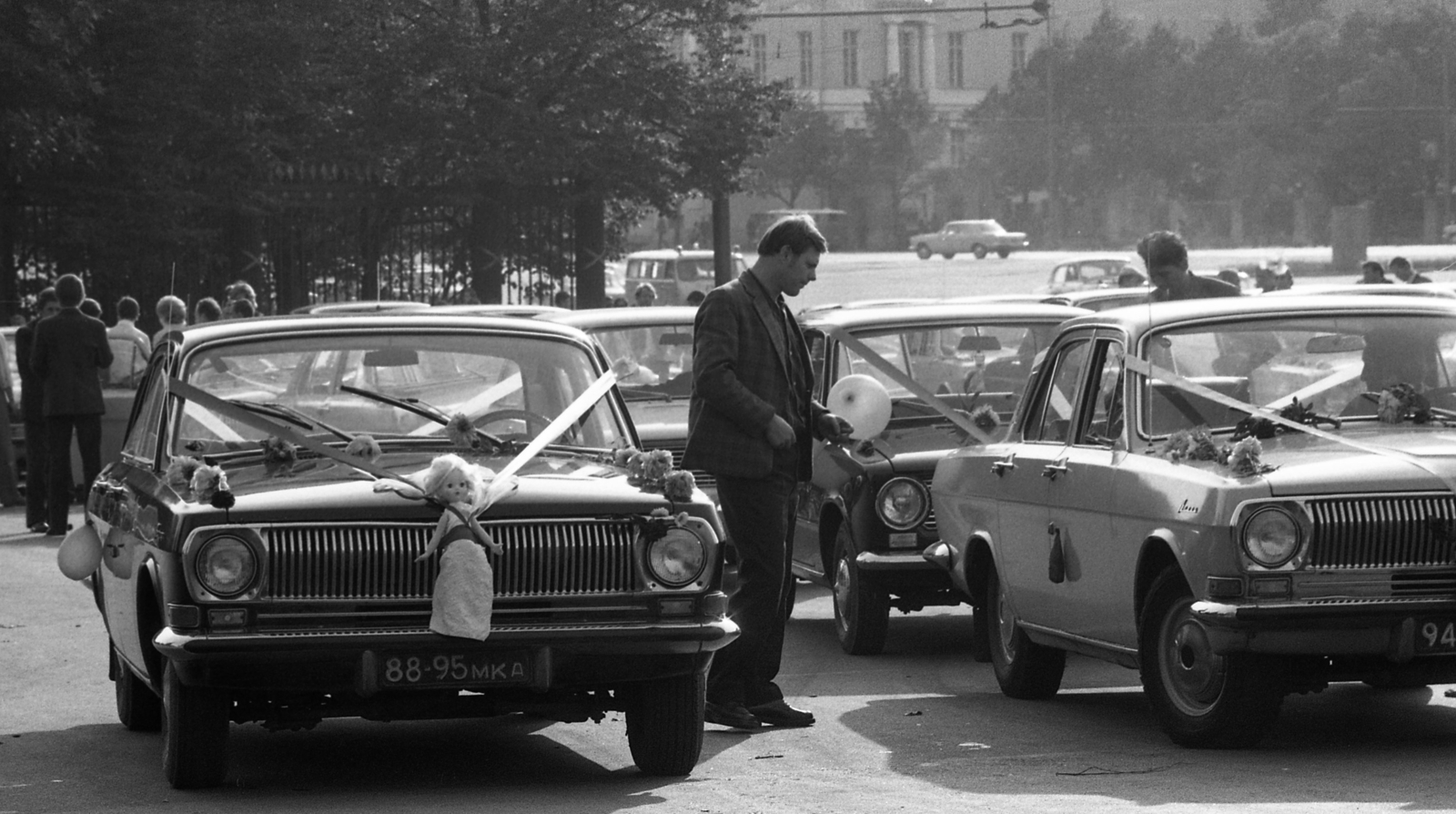 Oroszország, Moszkva, Manézs tér (plosagy 50-letija Oktjabrja), balra a Kreml kertjének kerítése., 1975, Urbán Tamás, Szovjetunió, játék baba, esküvő, GAZ 24 Volga, rendszám, Fortepan #89331