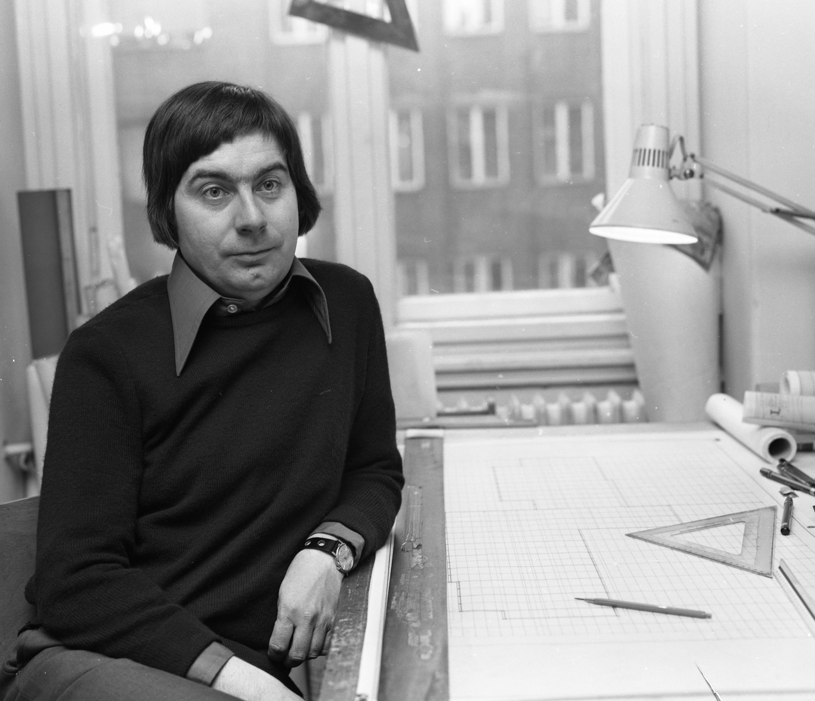 Magyarország, Budapest VII., Madách tér. Finta József építész a LAKÓTERV irodájában., 1976, Urbán Tamás, híres ember, vonalzó, Budapest, gallér, Fortepan #89355