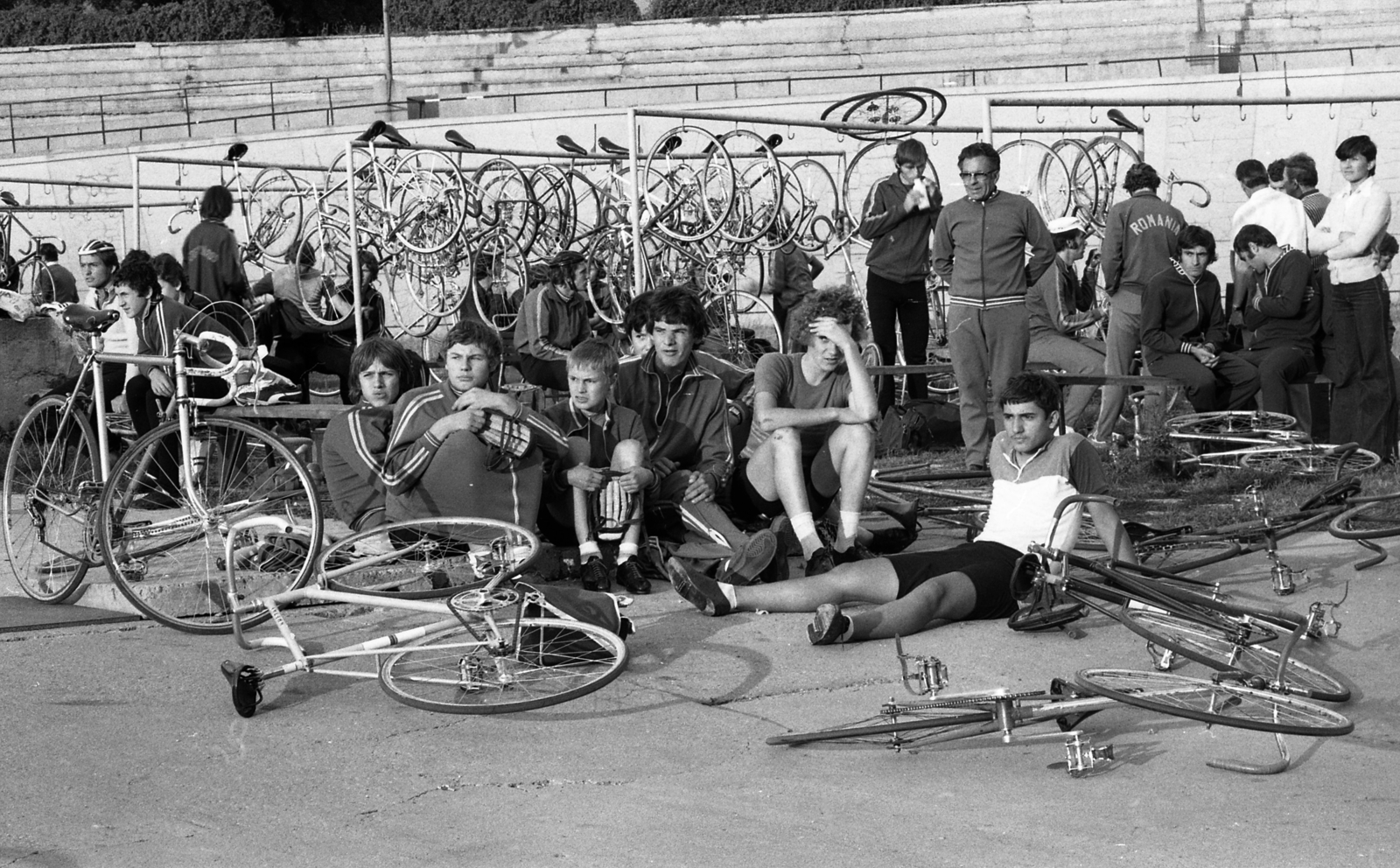 Hungary, Budapest XIV., Szabó József utca, Millenáris sporttelep., 1976, Urbán Tamás, bicycle, Budapest, racing bicycle, sweater, sitting on the ground, Fortepan #89371