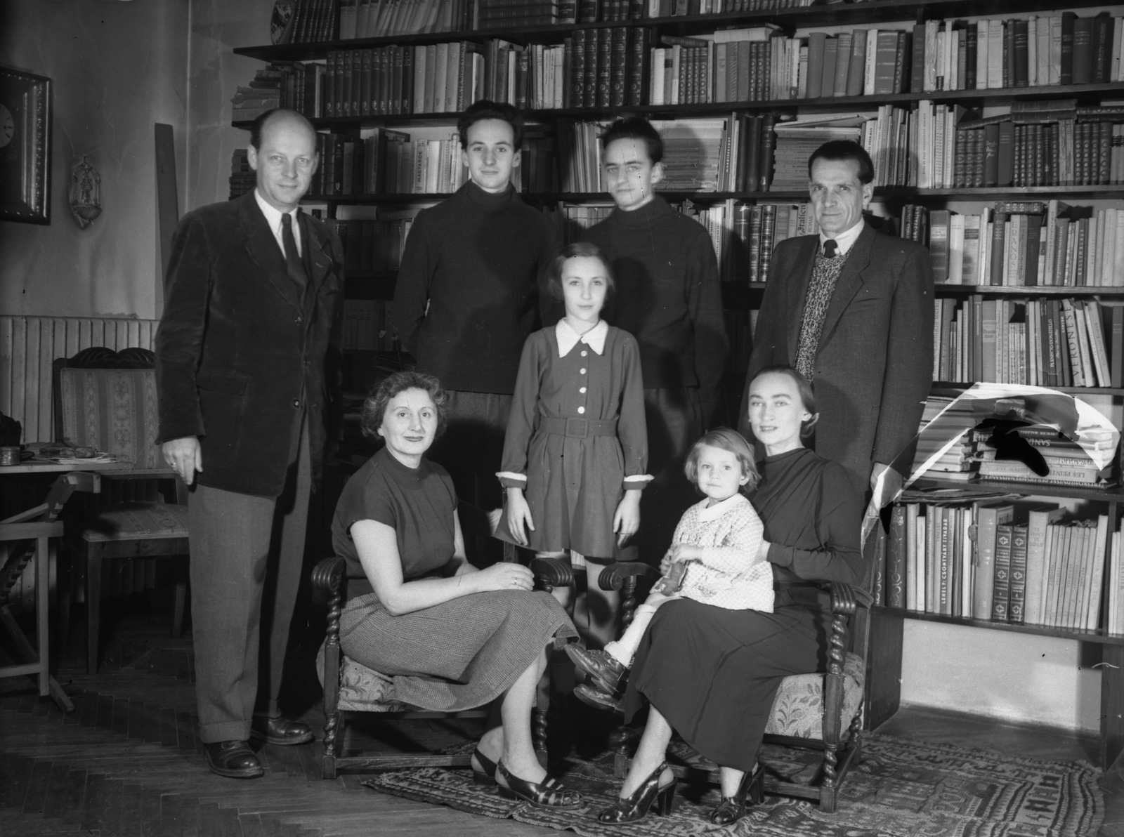 Hungary, Budapest V., Petőfi tér 3-5., Gerő László építészettörténész (balra) családi körben., 1957, Fortepan, family, tableau, women, men, furniture, interior, bookshelf, girl, Budapest, celebrity, Fortepan #8938