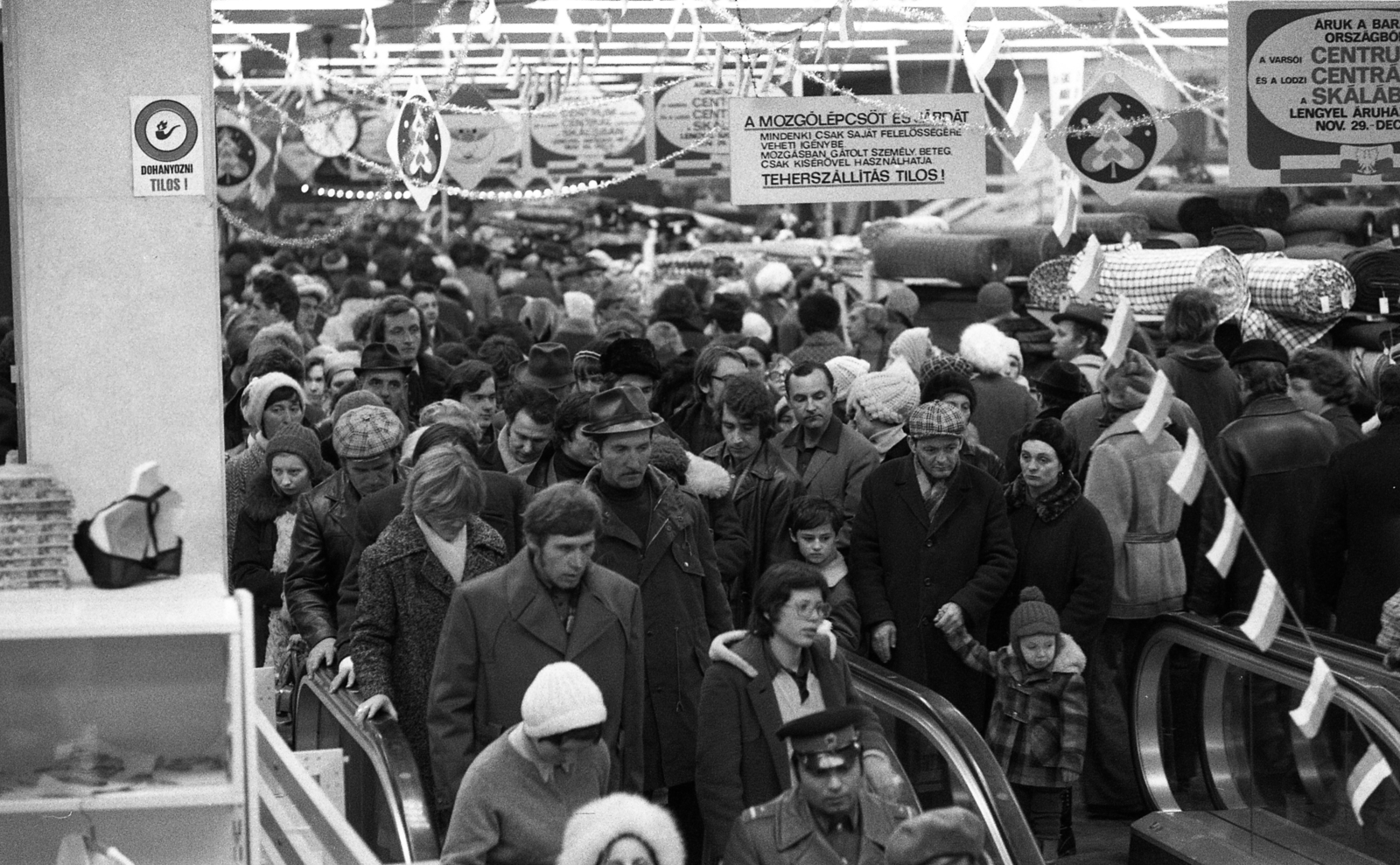 Hungary, Budapest XI., Október huszonharmadika (Schönherz Zoltán) utca, Skála Budapest Szövetkezeti Nagyáruház., 1976, Urbán Tamás, flag, mass, moving escalator, Budapest, Skála department store, Fortepan #89396