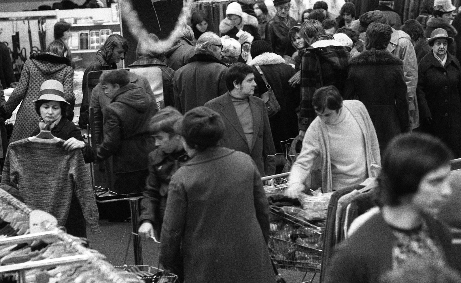 Magyarország, Budapest XI., Október huszonharmadika (Schönherz Zoltán) utca, Skála Budapest Szövetkezeti Nagyáruház., 1976, Urbán Tamás, Budapest, Fortepan #89399