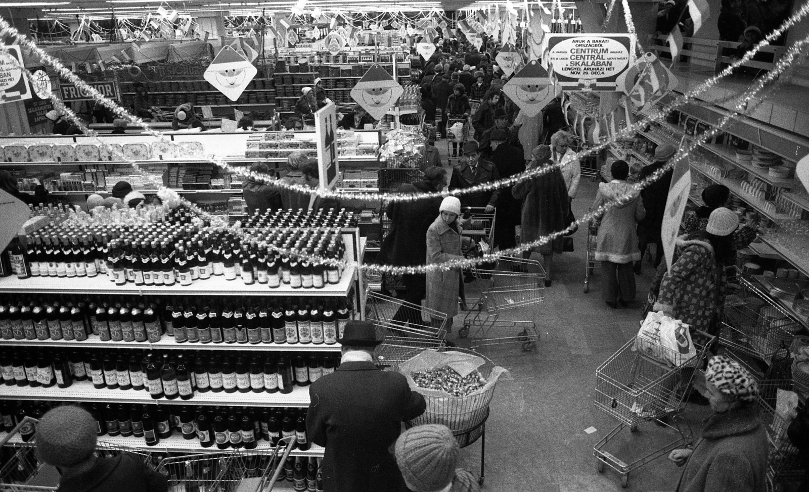 Magyarország, Budapest XI., Október huszonharmadika (Schönherz Zoltán) utca, Skála Budapest Szövetkezeti Nagyáruház., 1976, Urbán Tamás, vásárlás, áruház, Budapest, Fortepan #89403