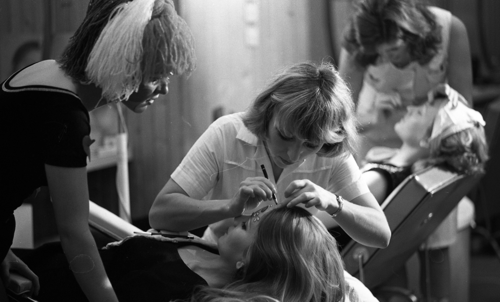 Hungary, Boros Livia és Fekete Klári manökenek sminkelése egy bemutatón., 1977, Urbán Tamás, face painting, makeup artist, Fortepan #89404