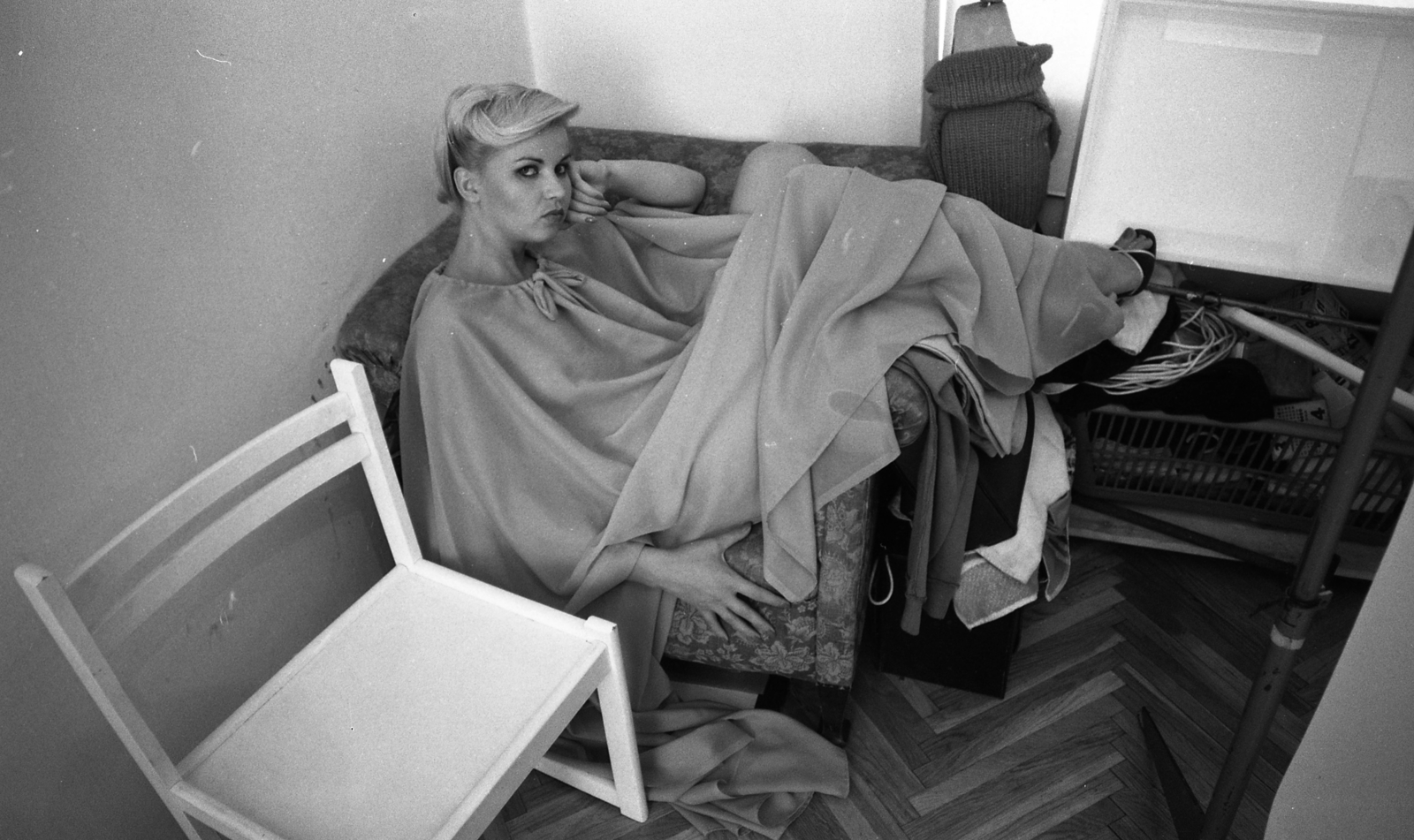 Hungary, Barna Ilona manöken., 1979, Urbán Tamás, parquet floor, photo model, prop up the head, Fortepan #89446
