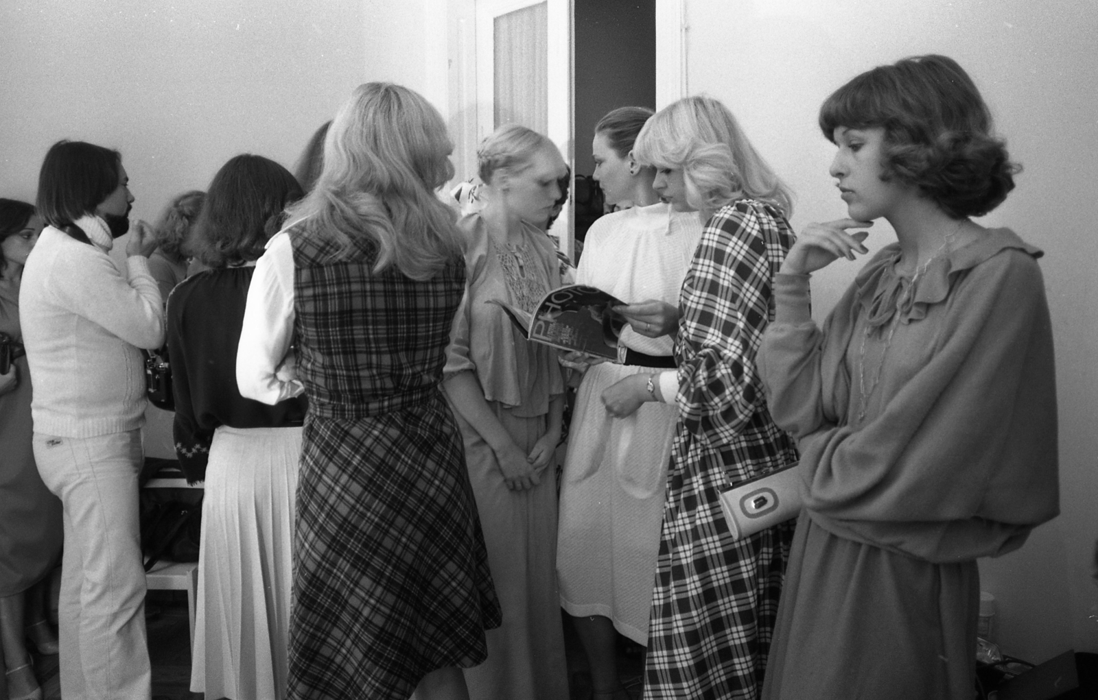 Hungary, Szereplőválogatás: a kép bal szélén Oláh Gábor rendező, jobbról a második Csengeri Szilvia, a harmadik Boros Livia, a negyedik Kovács Judit manökenek., 1979, Urbán Tamás, photo model, Fortepan #89447