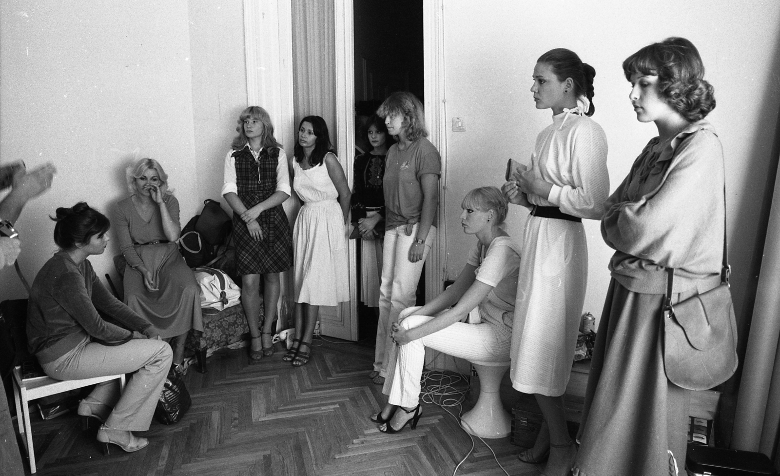 Hungary, szereplőválogatás, ülnek balról jobbra: Balonyi Kyra, Barna Ilona, Kovács Jutka manökenek., 1979, Urbán Tamás, parquet floor, photo model, arms crossed over the chest, sitting with hands on knees, Fortepan #89449