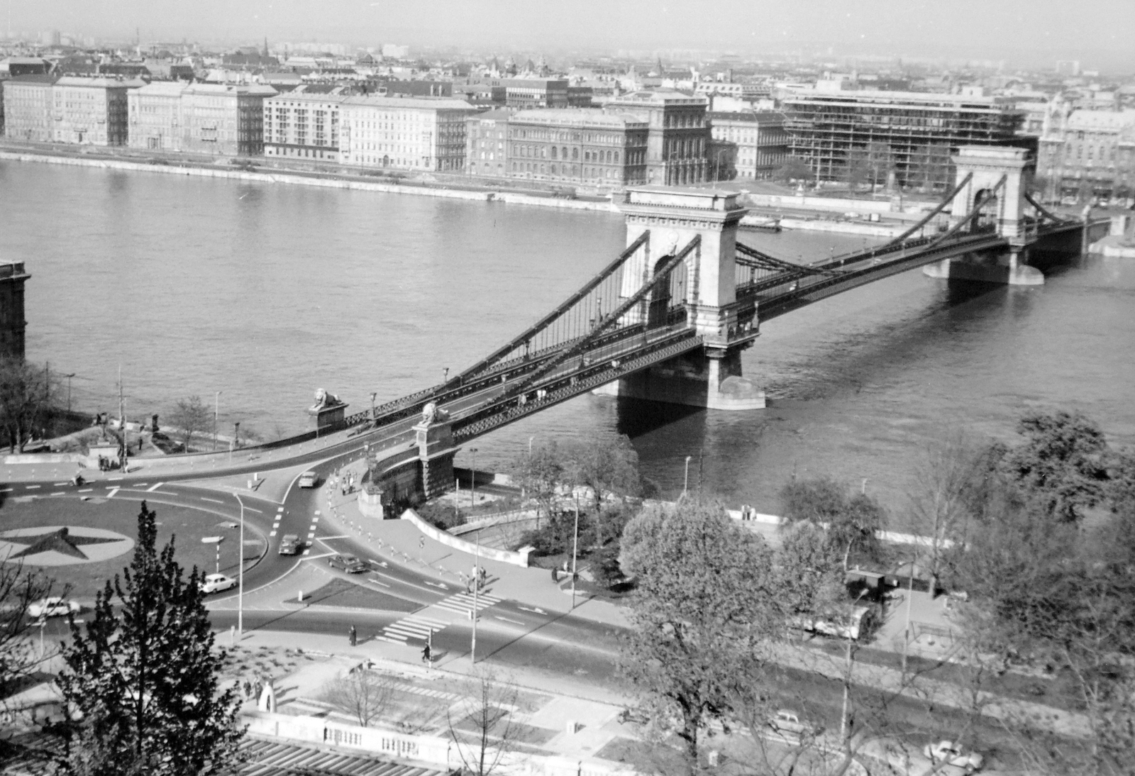 Hungary, Budapest I., Clark Ádám tér, Széchenyi Lánchíd., 1975, Fortepan, construction, picture, Danube, Budapest, suspension bridge, William Tierney Clark-design, Fortepan #8946