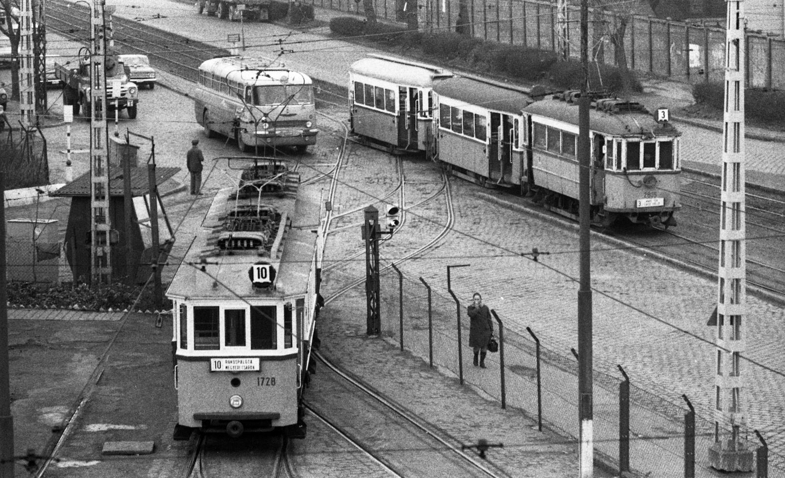 Magyarország, Budapest XIII., Váci út, Újpest kocsiszín., 1976, Urbán Tamás, autóbusz, magyar gyártmány, teherautó, bódé, Ikarus-márka, ZIL-márka, villamos, Ikarus 55, ZiL-130, tanuló vezető, viszonylattábla, Budapest, viszonylatszám, Fortepan #89461