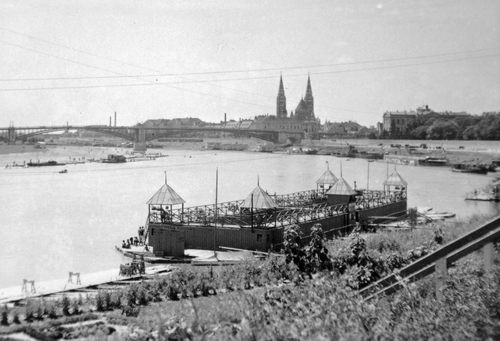 Magyarország, Szeged, előtérben egy Tisza-parti fürdő, háttérben a közúti híd és a Fogadalmi templom., 1929, Fortepan, híd, folyó, múzeum, Schulek Frigyes-terv, székesegyház, Láng Adolf-terv, Gustave Eiffel-terv, neoklasszicizmus, Feketeházy János-terv, Steinhardt Antal-terv, Fortepan #8947